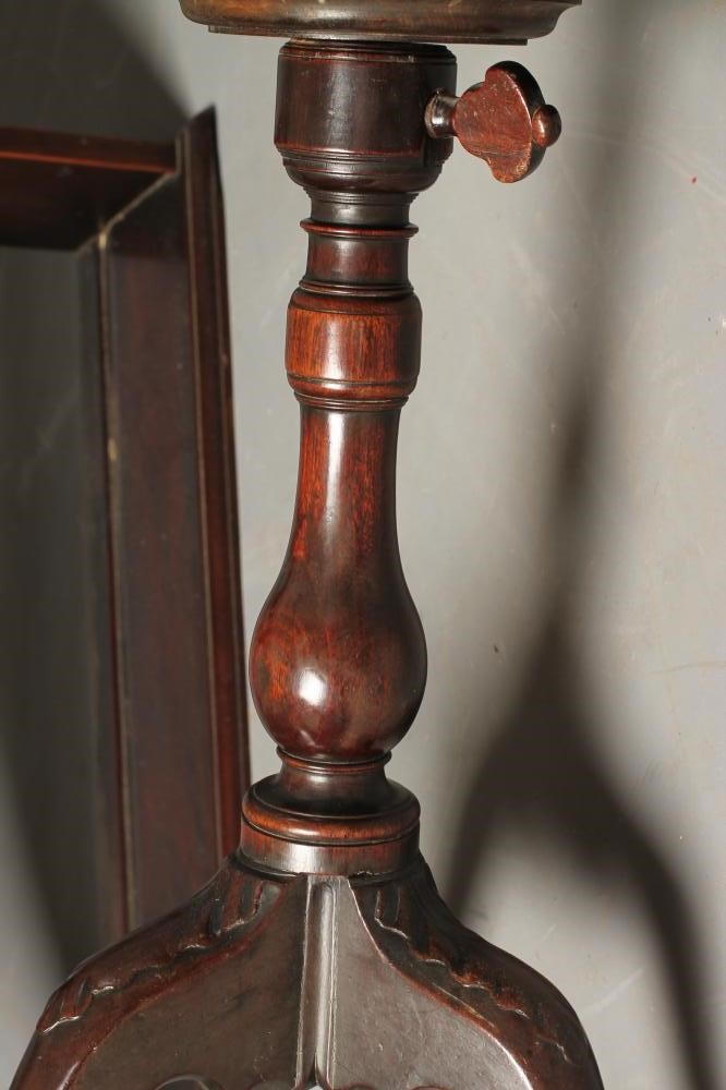 A GEORGIAN MAHOGANY KETTLE STAND Image