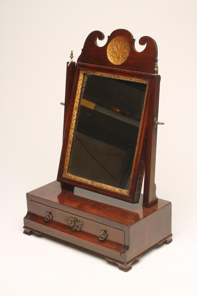 A GEORGIAN MAHOGANY AND PARCEL GILT SMALL TOILET MIRROR Image