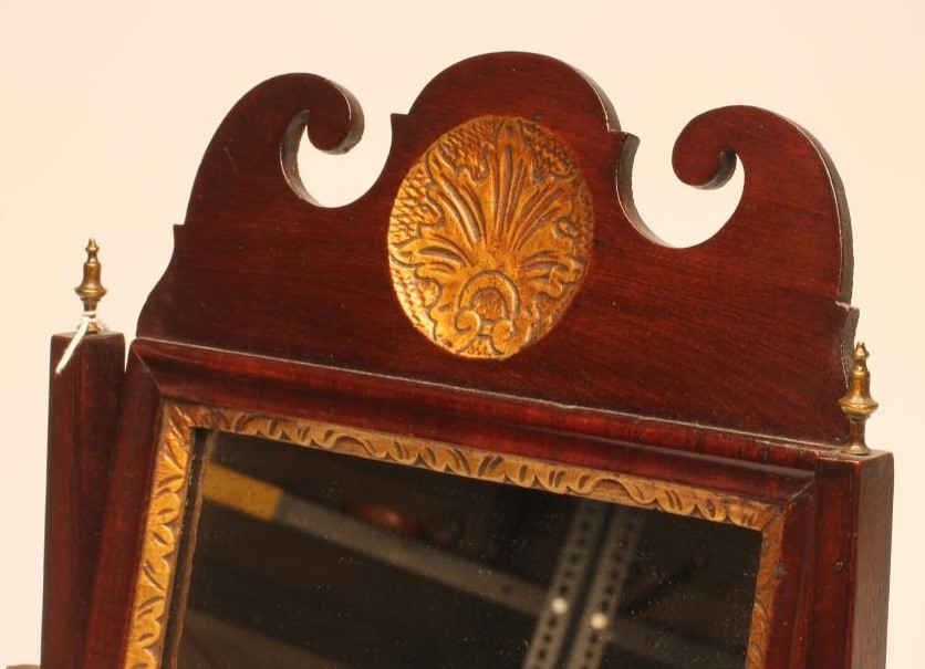 A GEORGIAN MAHOGANY AND PARCEL GILT SMALL TOILET MIRROR Image