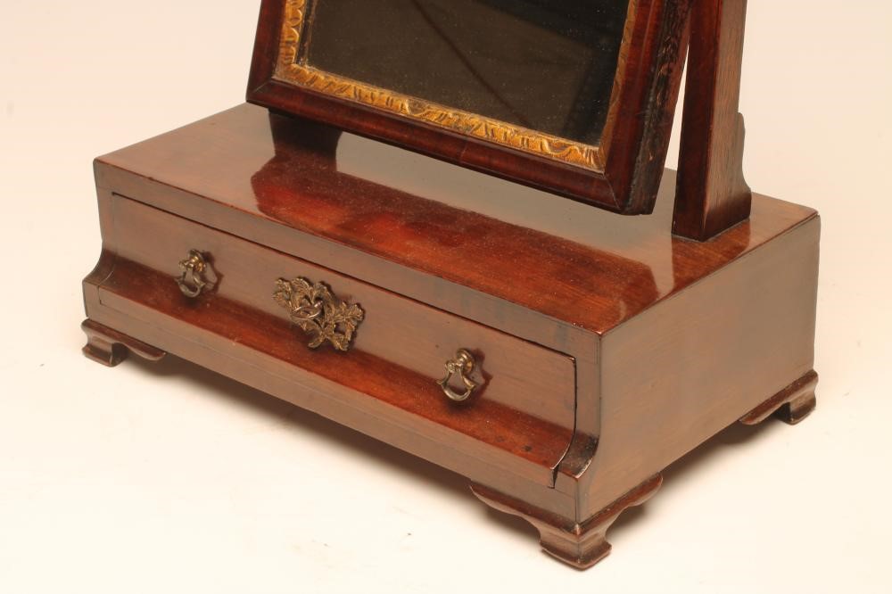 A GEORGIAN MAHOGANY AND PARCEL GILT SMALL TOILET MIRROR Image