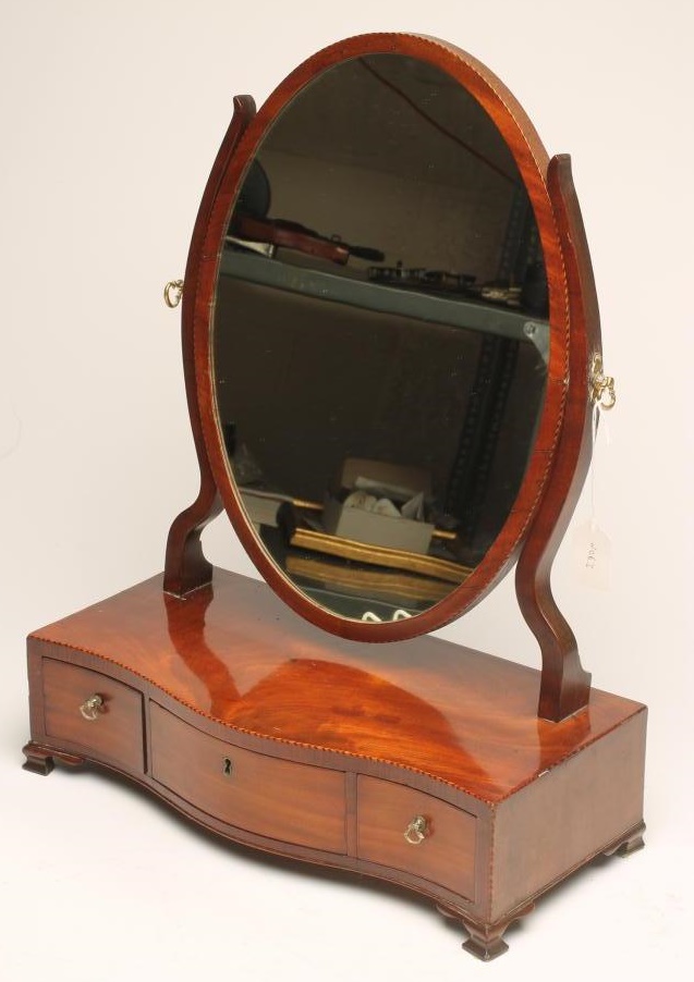 A GEORGIAN MAHOGANY TOILET MIRROR Image