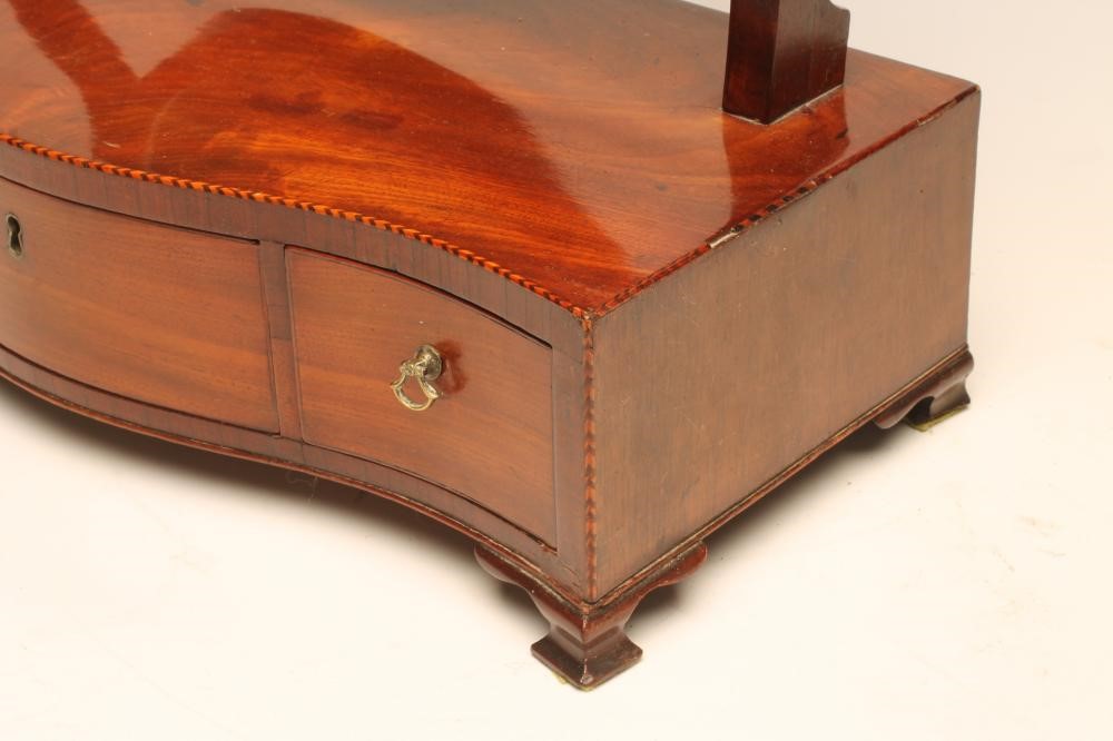A GEORGIAN MAHOGANY TOILET MIRROR Image