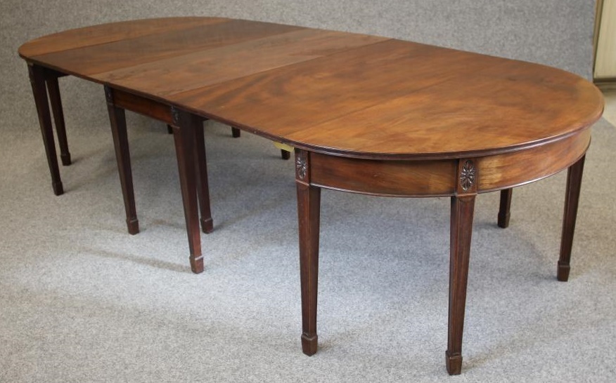 A GEORGIAN MAHOGANY DINING TABLE Image