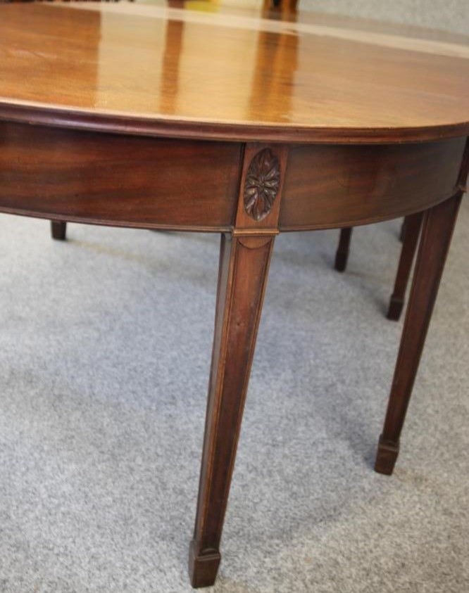 A GEORGIAN MAHOGANY DINING TABLE Image