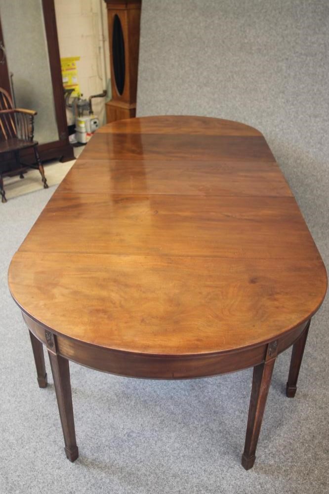 A GEORGIAN MAHOGANY DINING TABLE Image