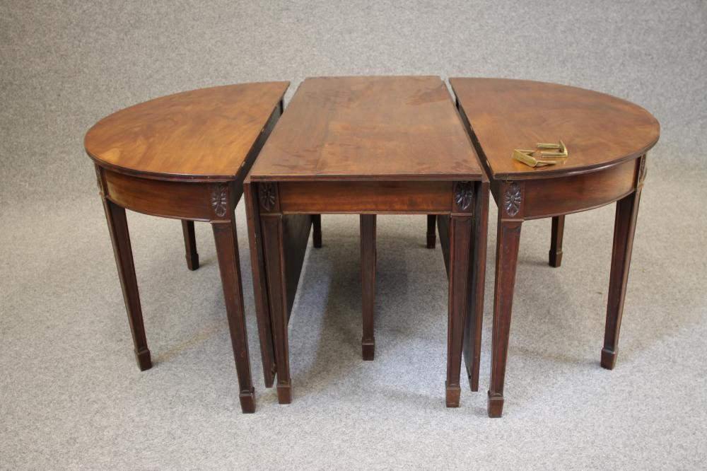 A GEORGIAN MAHOGANY DINING TABLE Image