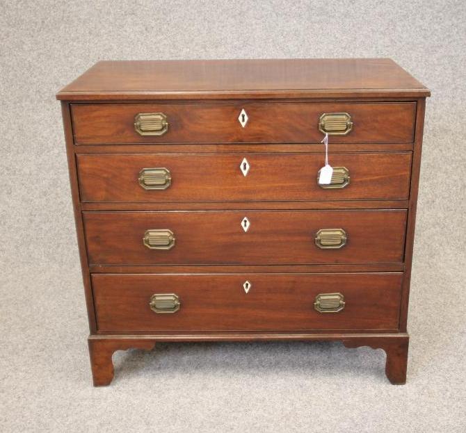 A GEORGIAN MAHOGANY SMALL CHEST Image