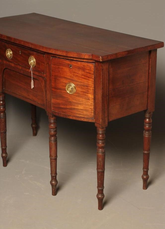 A GEORGIAN MAHOGANY SMALL SIDEBOARD Image