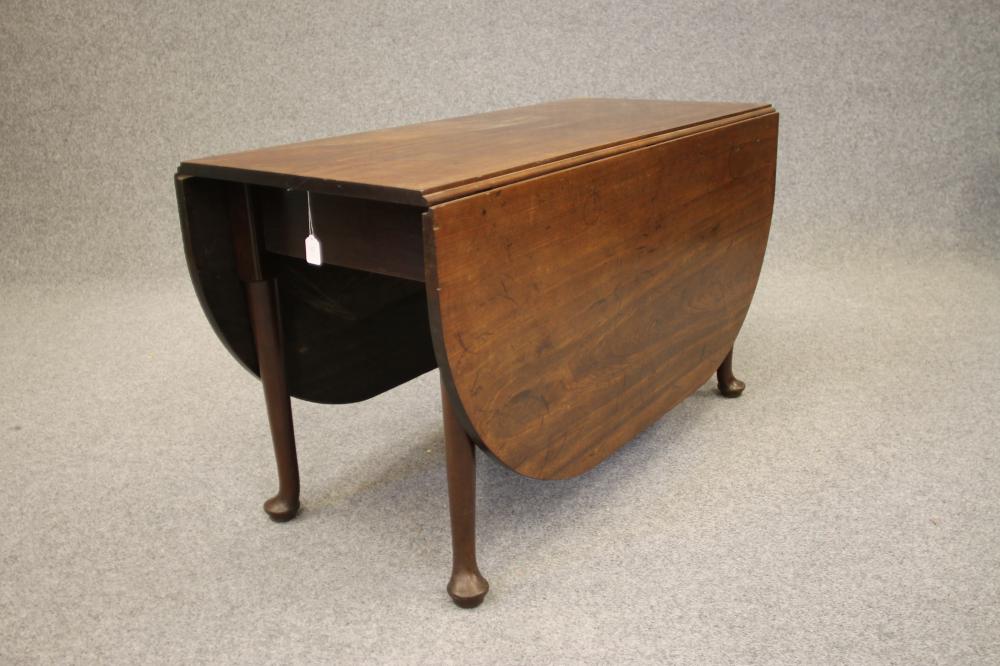 A GEORGIAN MAHOGANY DROP LEAF DINING TABLE Image
