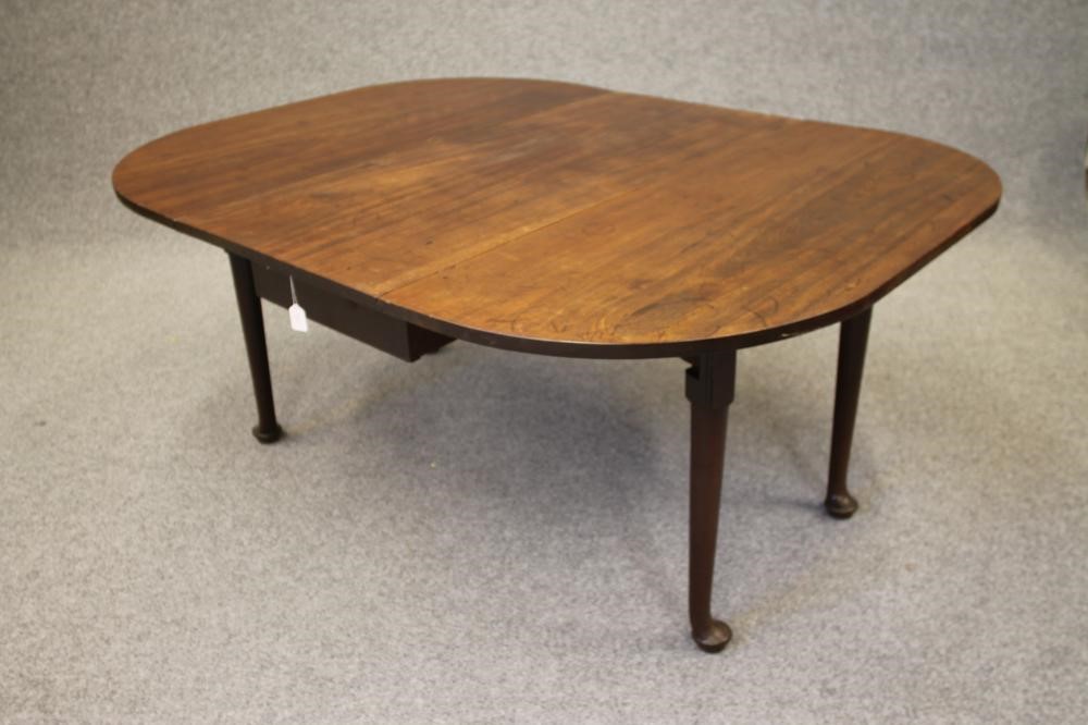 A GEORGIAN MAHOGANY DROP LEAF DINING TABLE Image