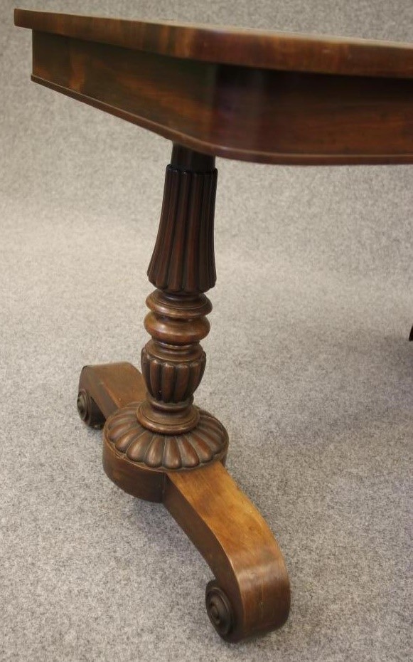 A REGENCY MAHOGANY LIBRARY TABLE of rounded oblong form Image