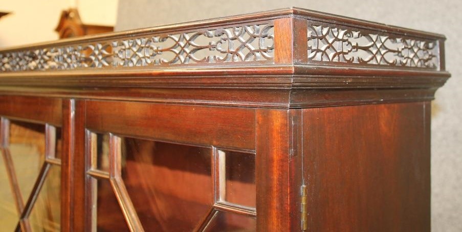 A GEORGIAN DESIGN MAHOGANY TWO STAGE BOOKCASE Image