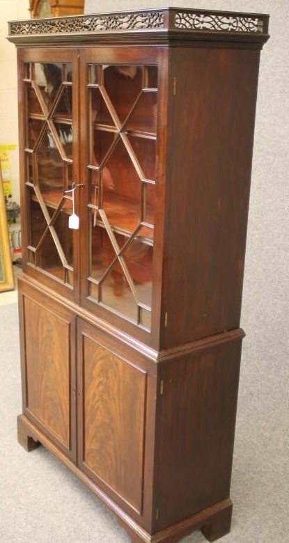 A GEORGIAN DESIGN MAHOGANY TWO STAGE BOOKCASE Image