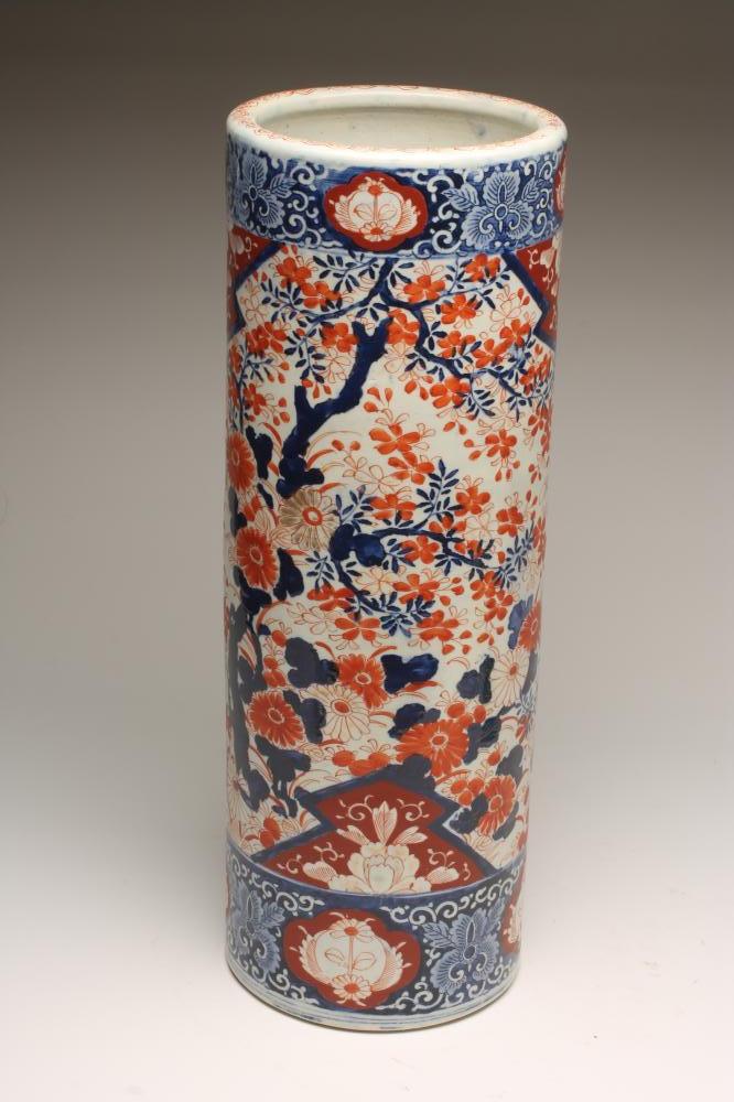 AN IMARI PORCELAIN STICK STAND Image