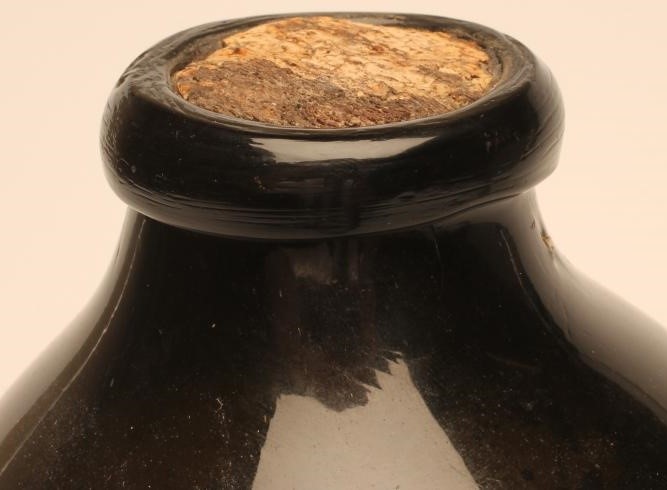 A DARK GREEN GLASS APOTHECARY BOTTLE Image