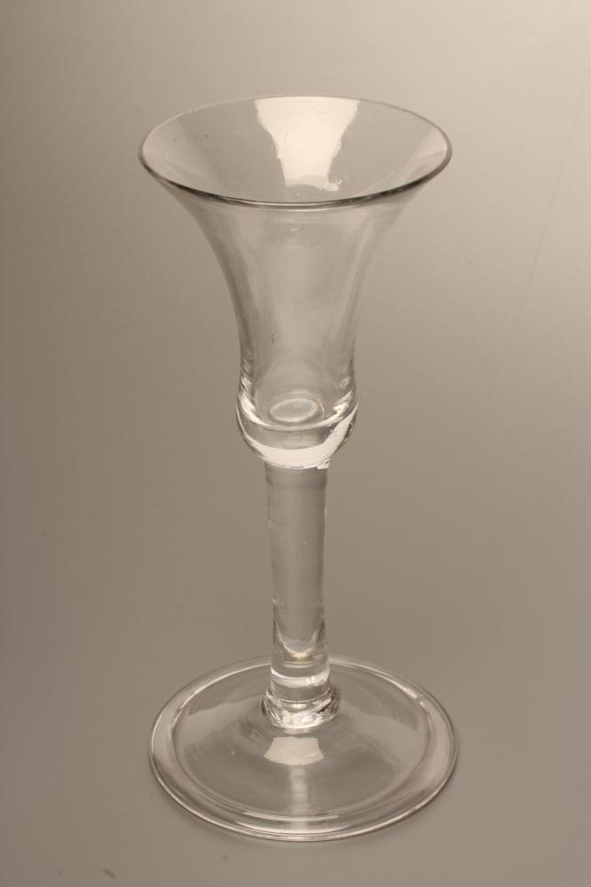 A PAIR OF GEORGIAN GLASS ALE FLUTES Image