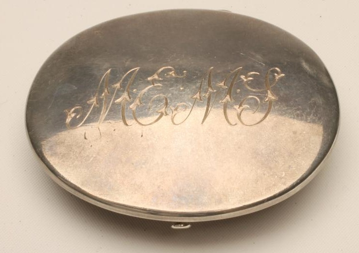 A LATE VICTORIAN SILVER SNUFF BOX Image