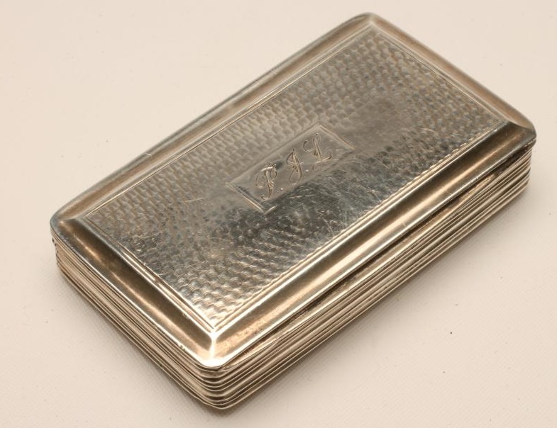 AN EARLY VICTORIAN SILVER SNUFF BOX Image