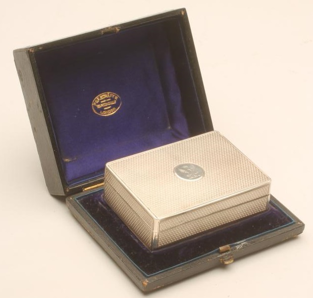 AN EARLY VICTORIAN SILVER POCKET TAPER BOX Image