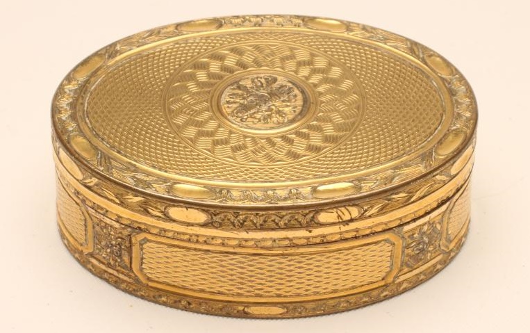 A GILT METAL SNUFF BOX Image