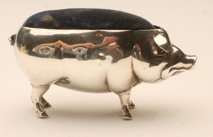 AN EDWARDIAN SILVER NOVELTY PIG PIN CUSHION Image