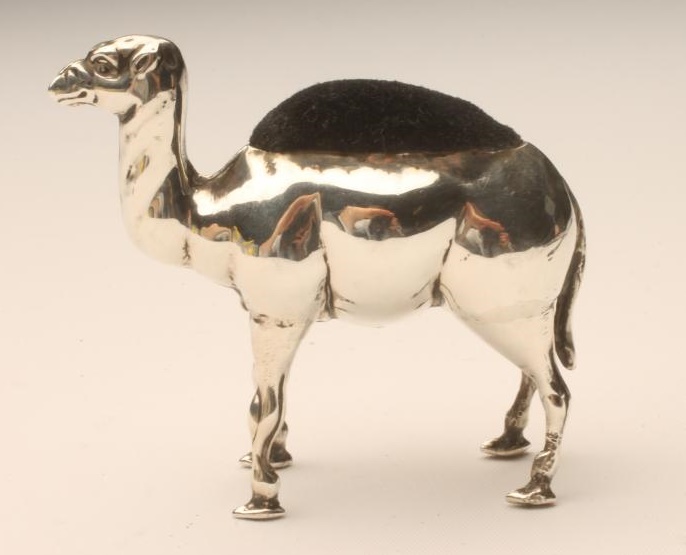 AN EDWARDIAN SILVER NOVELTY CAMEL PIN CUSHION Image