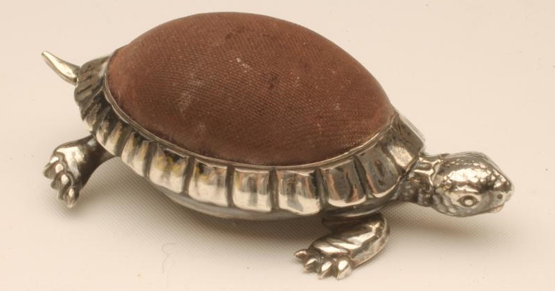 AN EDWARDIAN SILVER NOVELTY TORTOISE PIN CUSHION Image