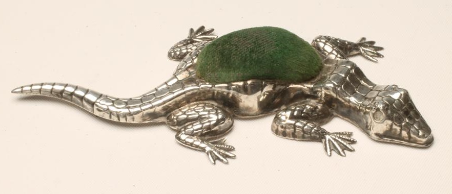 AN EDWARDIAN SILVER NOVELTY SALAMANDER PIN CUSHION Image