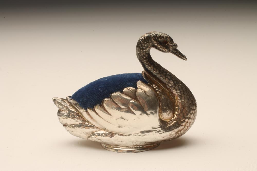 AN EDWARDIAN SILVER NOVELTY SWAN PIN CUSHION Image