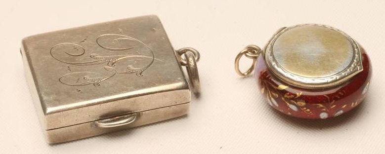 A LATE VICTORIAN SILVER PENDANT VINAIGRETTE Image