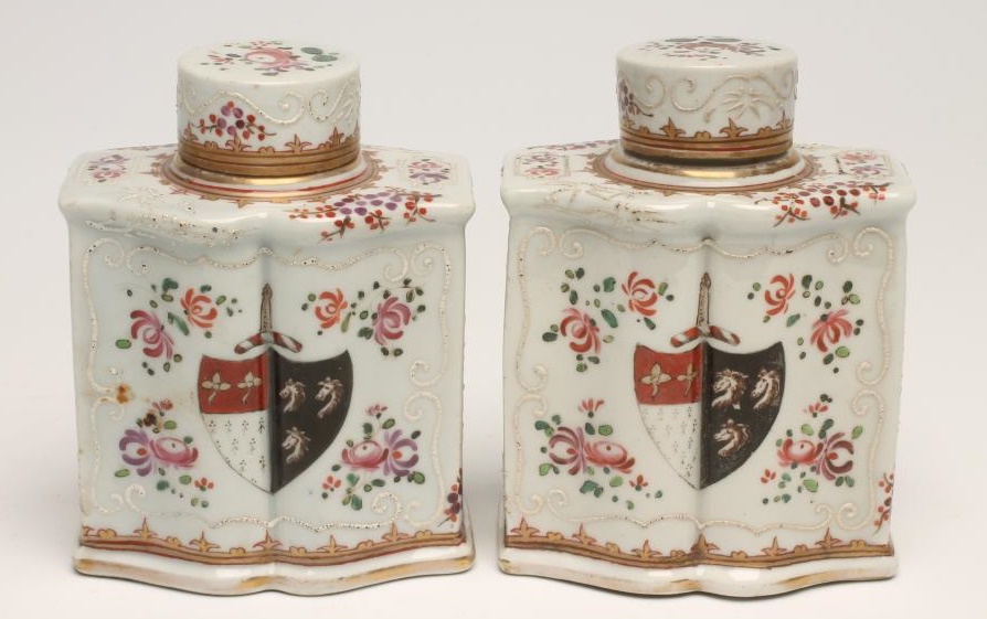 A PAIR OF SAMSON PORCELAIN ARMORIAL TEA CANISTERS AND COVERS Image