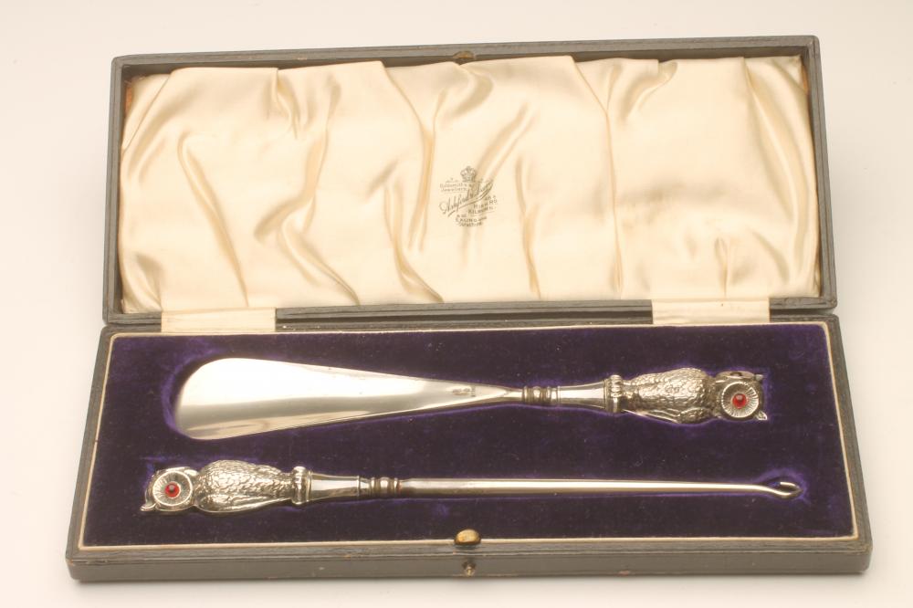 AN EDWARDIAN SILVER NOVELTY SHOE HORN AND BUTTON HOOK Image