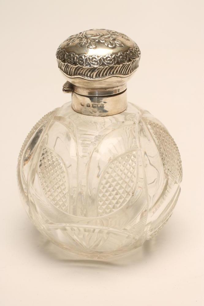 A LATE VICTORIAN SILVER MOUNTED GLASS SCENT BOTTLE Image