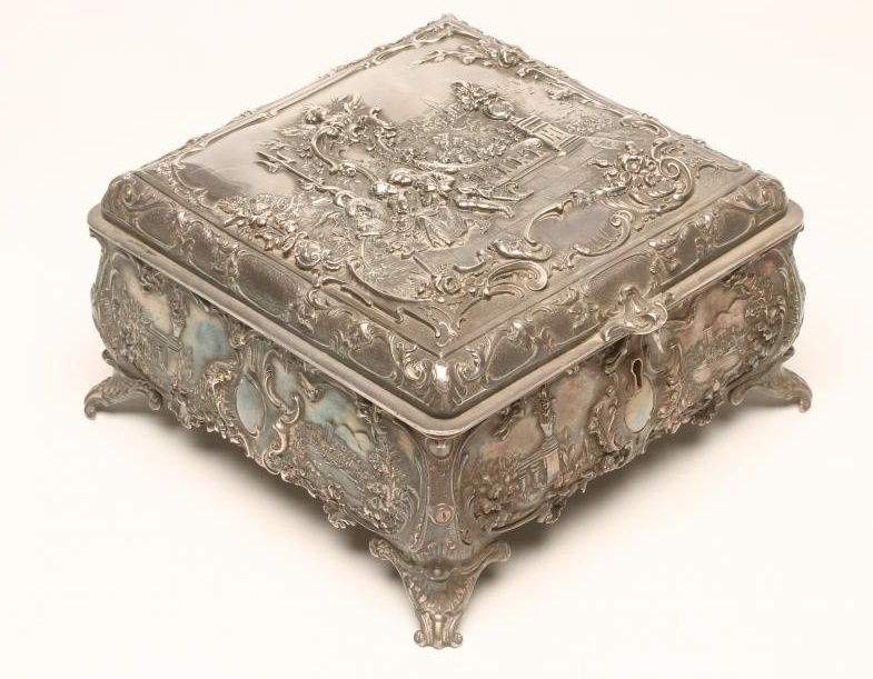 A SILVER PLATED JEWELLERY CASKET Image