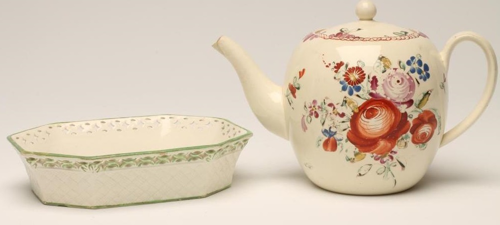 A LEEDS CREAMWARE TEAPOT AND COVER Image