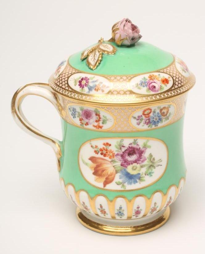 A GERMAN PORCELAIN CUSTARD CUP AND COVER Image