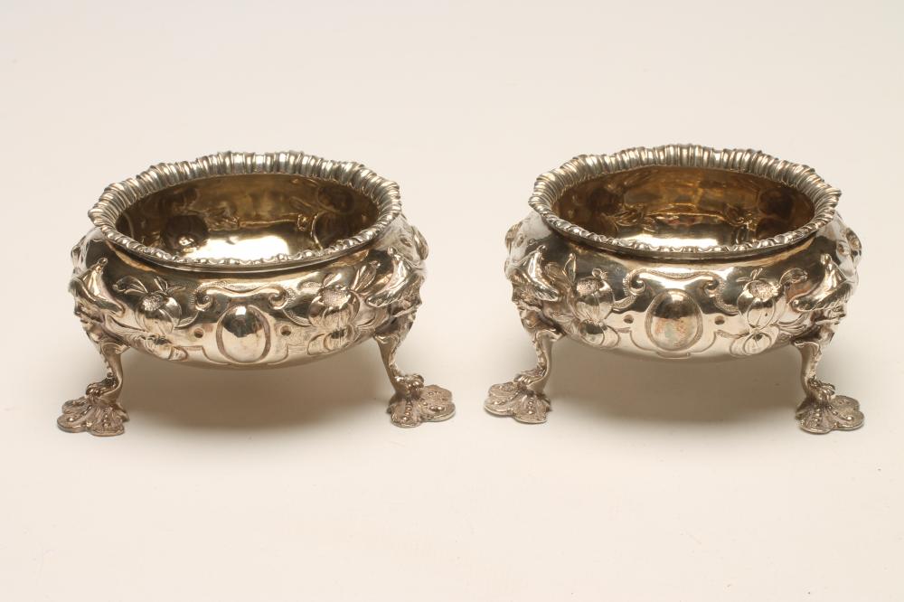 A PAIR OF EARLY VICTORIAN LARGE SILVER CAULDRON SALTS Image