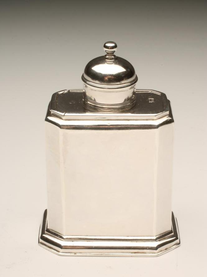 AN EARLY GEORGE I SILVER TEA CADDY Image