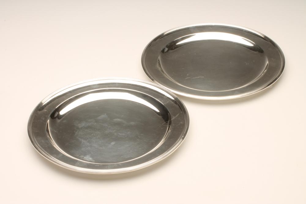 A PAIR OF LATE GEORGE III SILVER PLATES Image