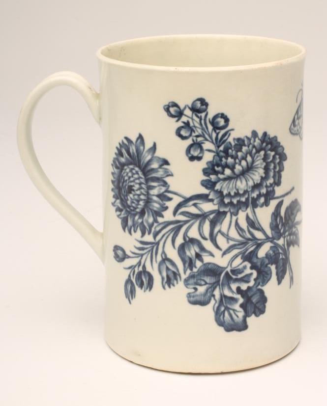 A FIRST PERIOD WORCESTER "NATURAL SPRAYS" PATTERN PORCELAIN MUG Image
