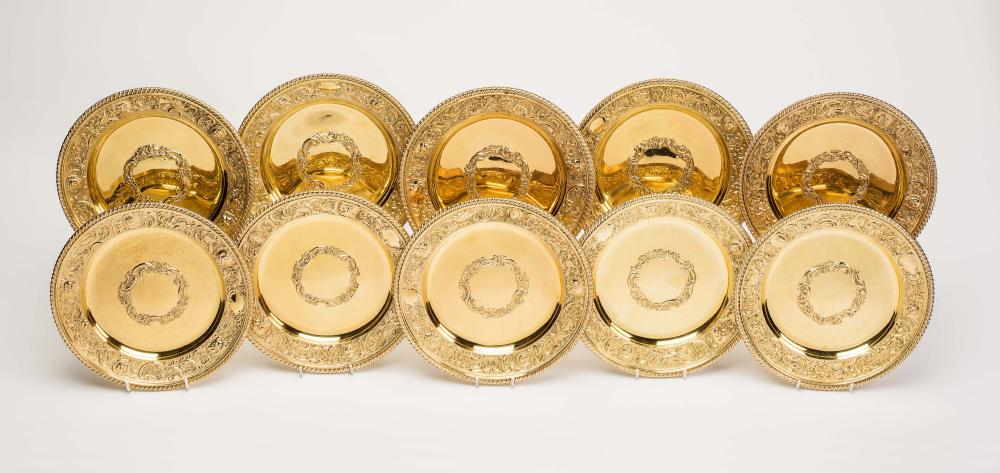 A SET OF TEN GEORGE IV SILVER GILT PLATES Image