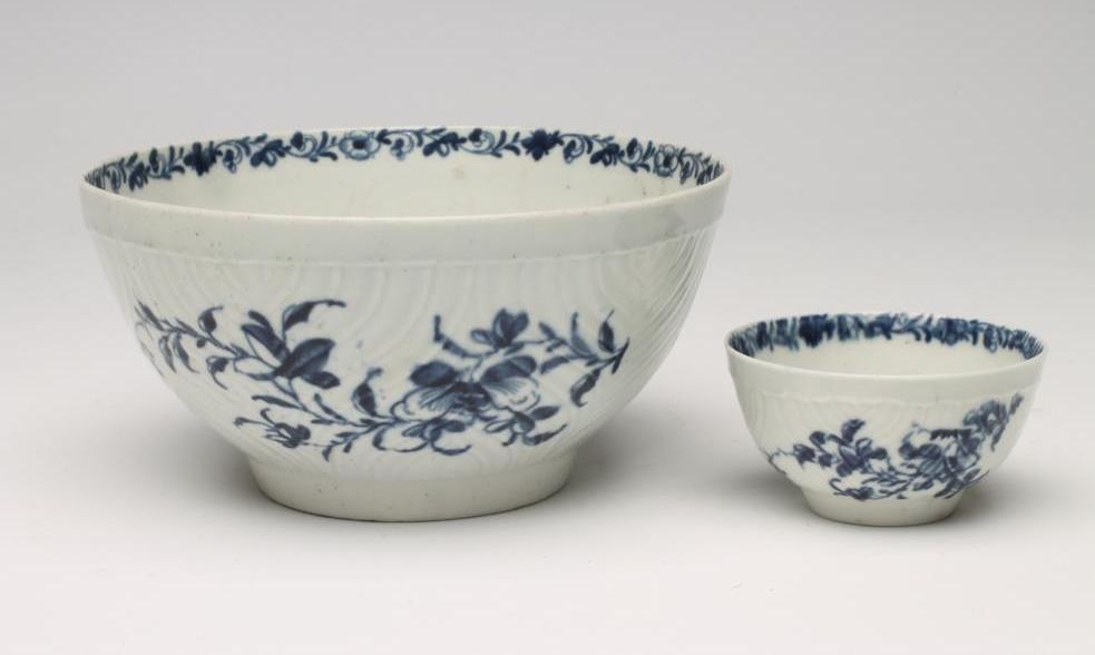 A FIRST PERIOD WORCESTER "FEATHER MOULDED FLORAL" PATTERN PORCELAIN BOWL Image