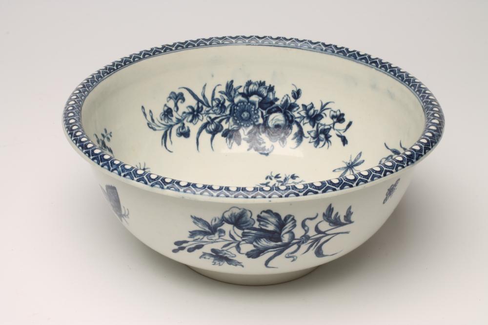 A FIRST PERIOD WORCESTER "PINECONE" PATTERN PORCELAIN BASIN Image
