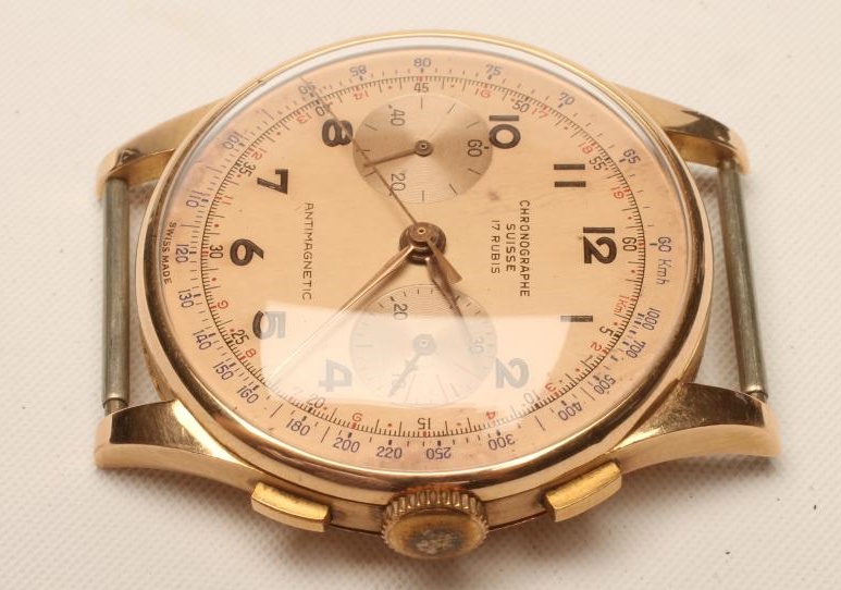 A GENTLEMAN'S 18KT GOLD CHRONOGRAPHE Image
