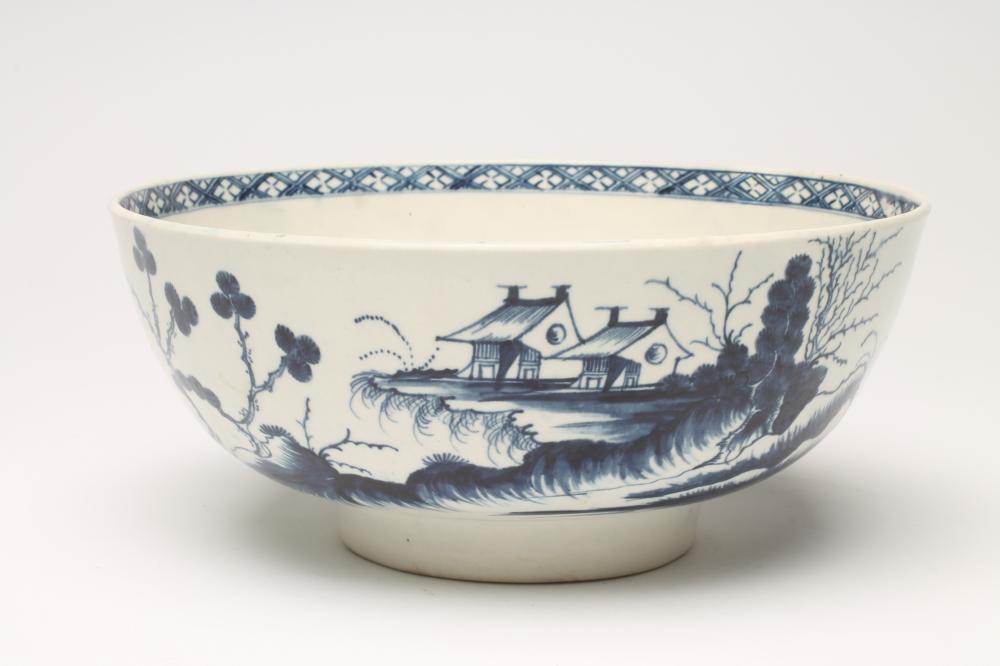 A FIRST PERIOD WORCESTER "PRECIPICE" PATTERN PORCELAIN BOWL Image