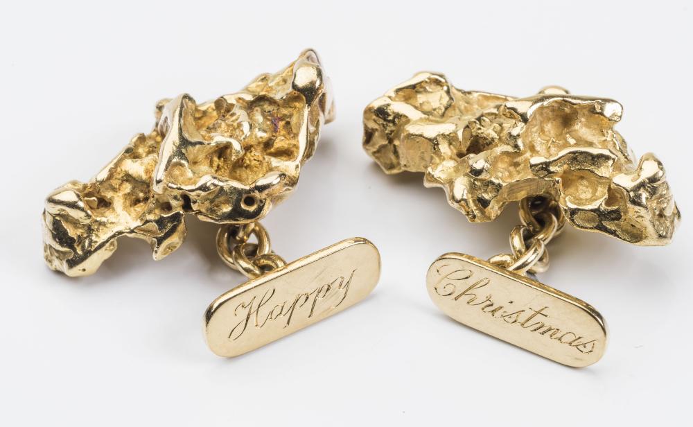 A PAIR OF 18CT GOLD "NUGGET" CUFFLINKS Image