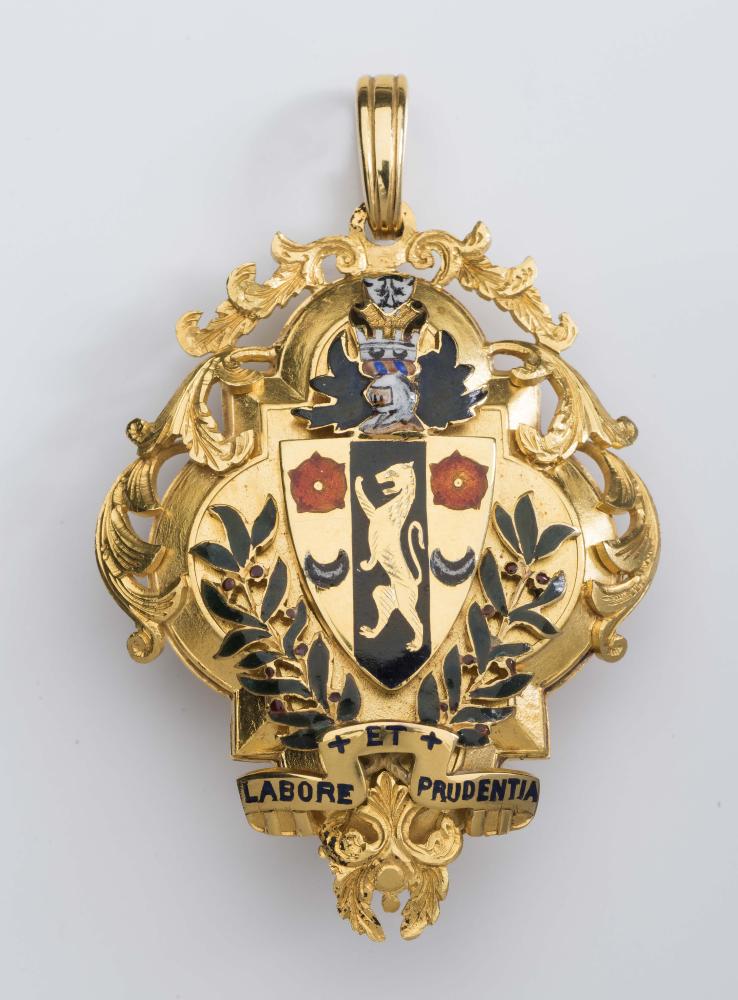 A 9CT GOLD AND ENAMEL MAYORAL MEDALLION/BADGE Image