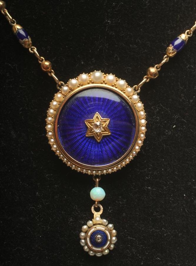 A VICTORIAN NECKLACE Image
