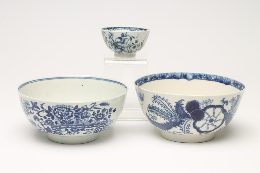 A FIRST PERIOD WORCESTER "FENCE" PATTERN PORCELAIN BOWL Image