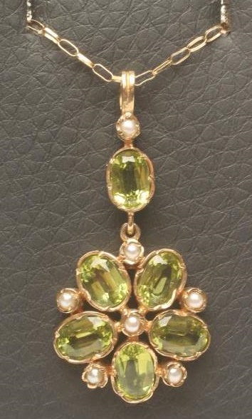 A PERIDOT FLOWER PENDANT Image